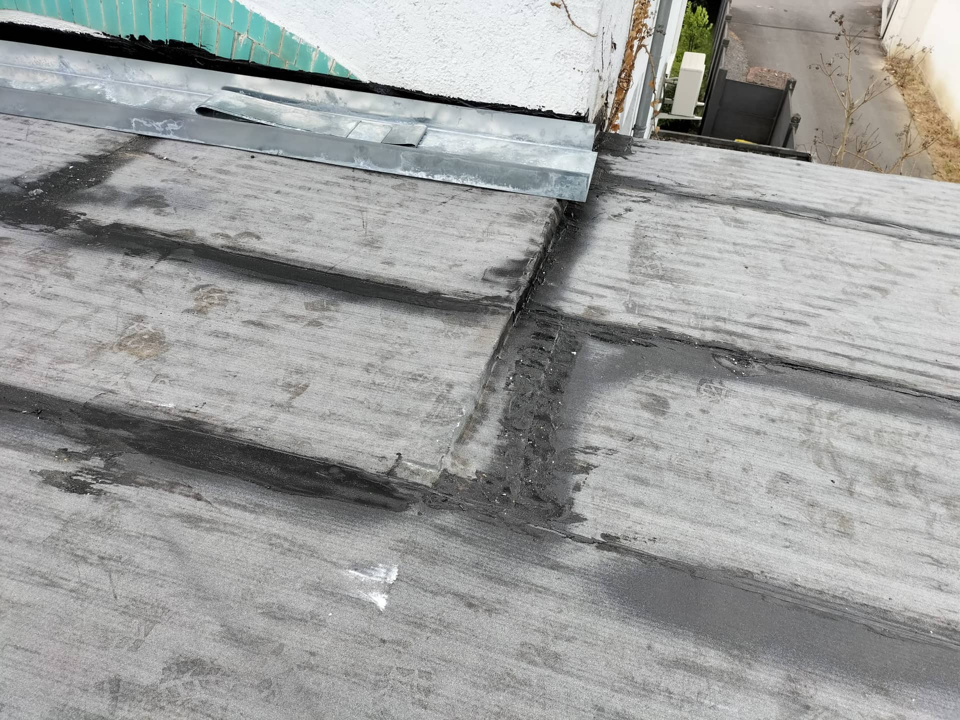 Solin zinc neuf et relevé d'étanchéité en pied de mur, chantier à Tourcoing, 2026