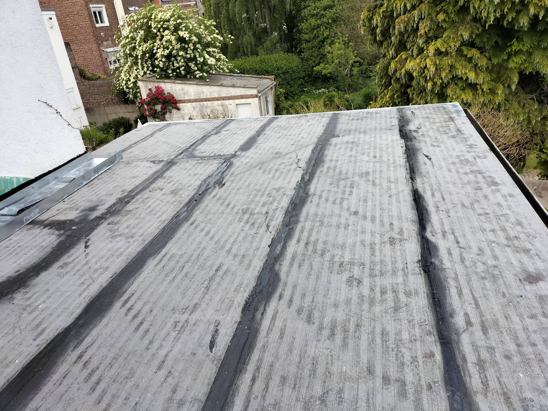 Toit-terrasse en membrane bitume vieillie avant réfection, joints de lés ouverts, Tourcoing 2026