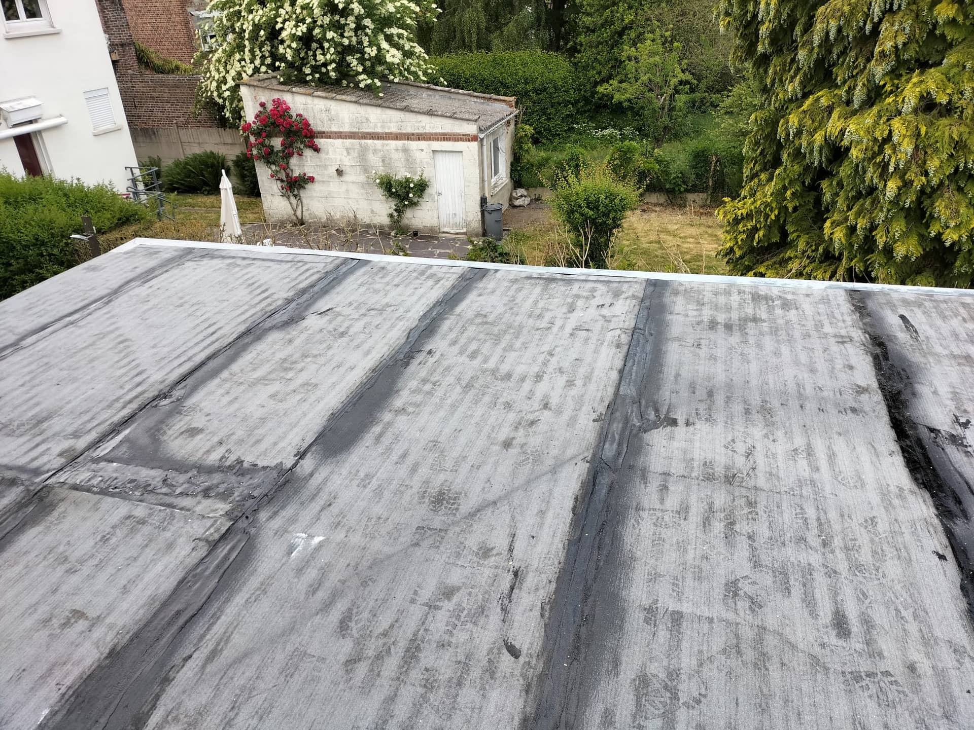 Toit-terrasse à Tourcoing avant intervention, membrane autoprotégée en fin de vie, 2026