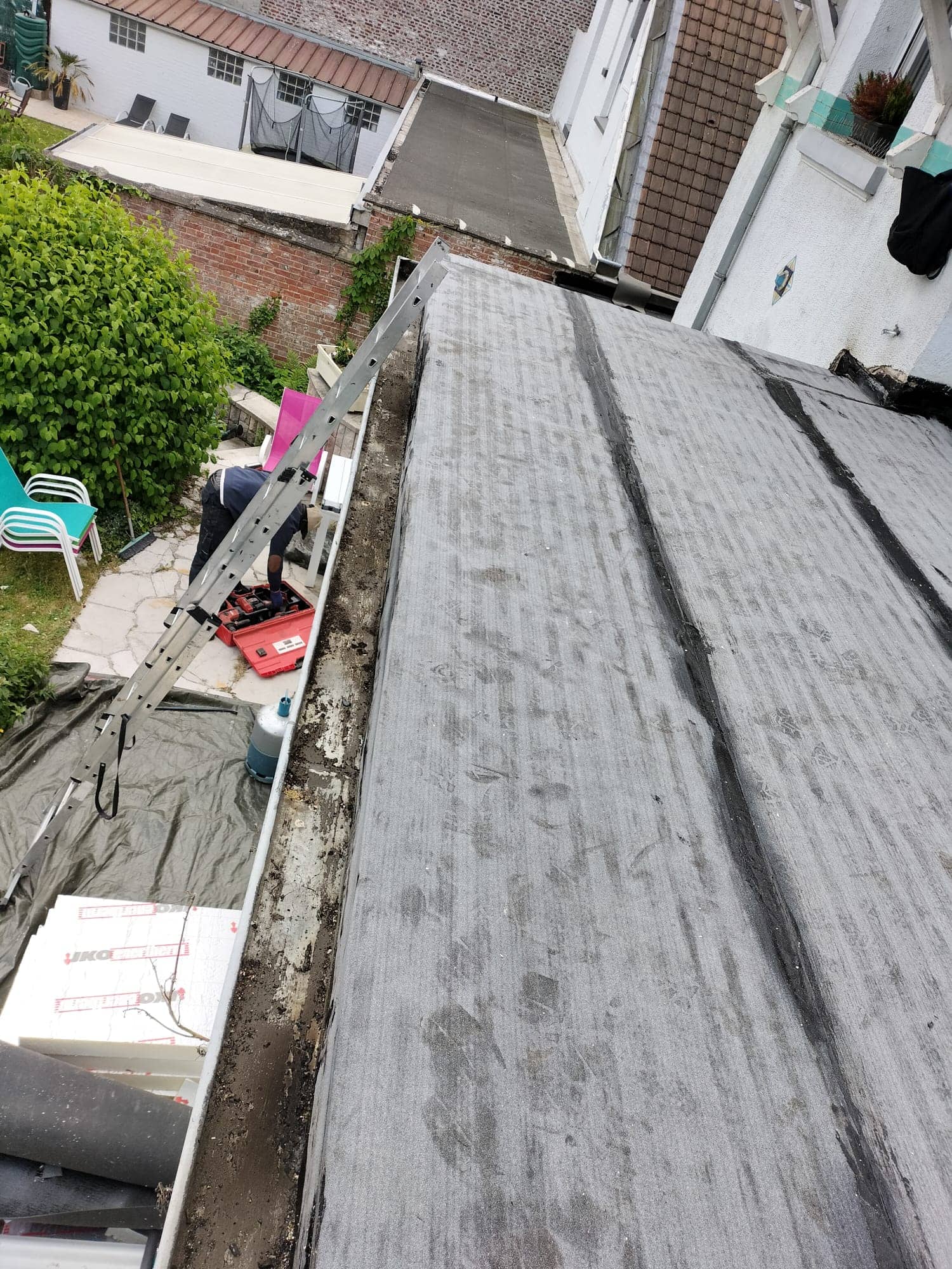 Chantier de réfection de toit-terrasse en cours à Tourcoing (59200), isolant PIR sur place, 2026