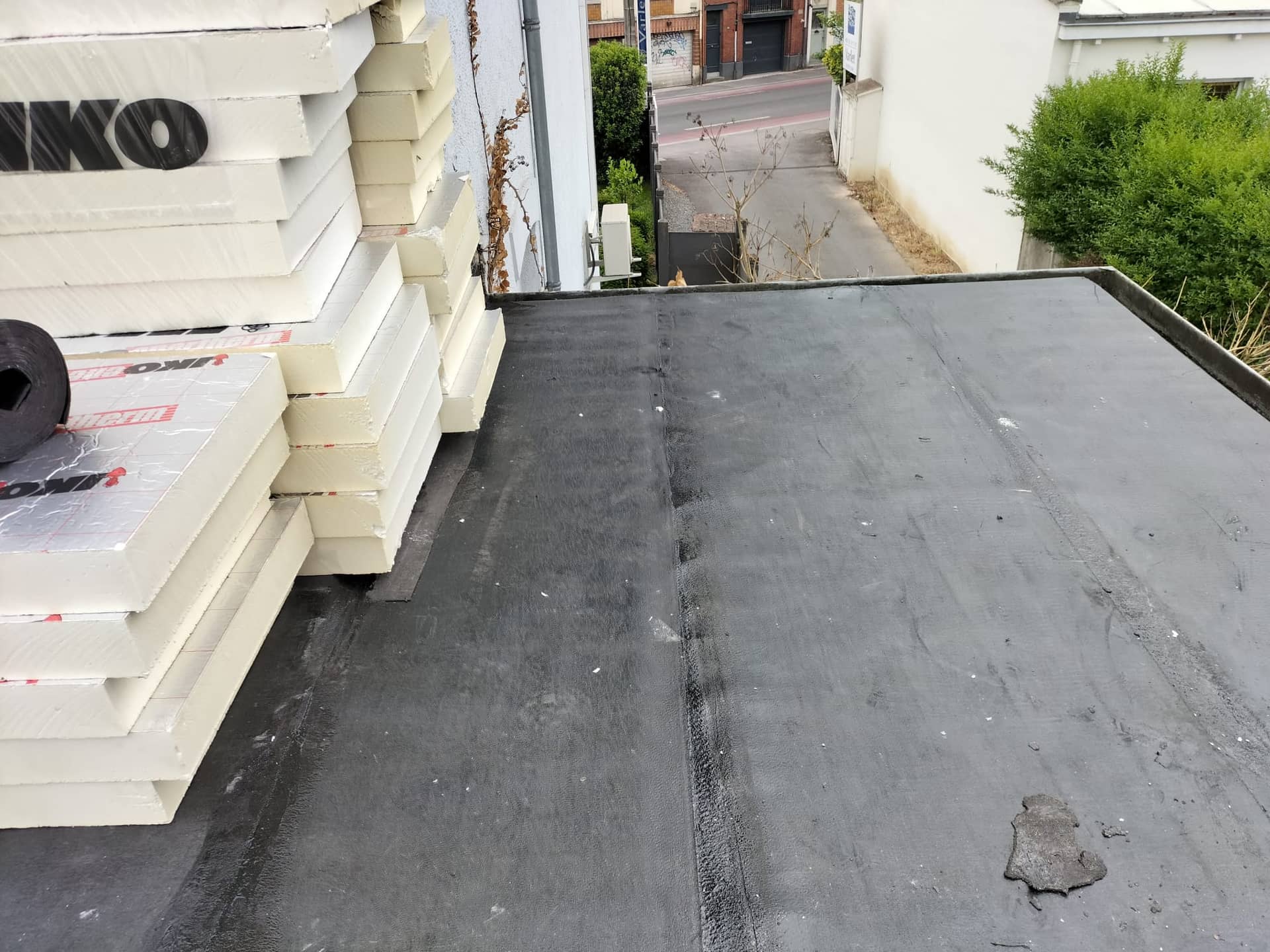 Panneaux isolants PIR en attente de pose le long de l'acrotère, Tourcoing 2026