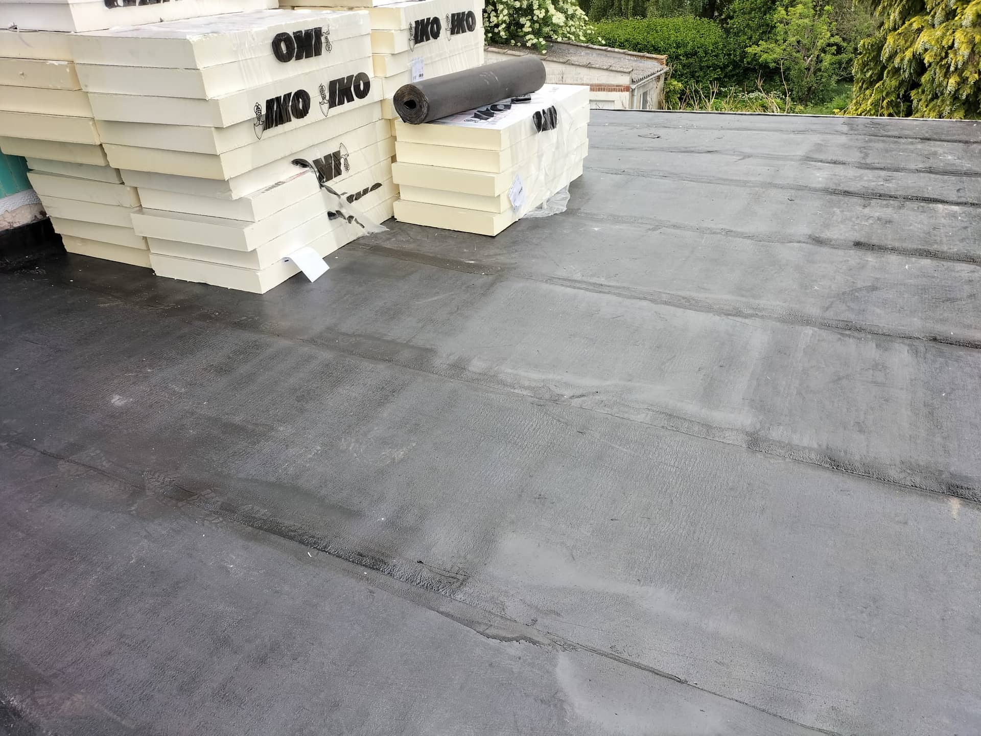 Panneaux isolants PIR et rouleau de sous-couche bitume livrés sur le toit-terrasse, Tourcoing 2026