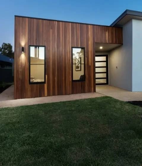 Une maison avec un bardage en bois