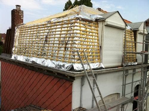 Étage sous combles en cours de bardage : isolant mince réfléchissant et liteaux posés avant les ardoises