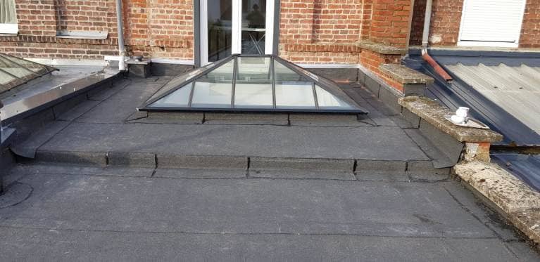 Photo d'un chantier d'étanchéité avec la pose d'une verrière de toit, réalisé à Loos par BT'Étanche