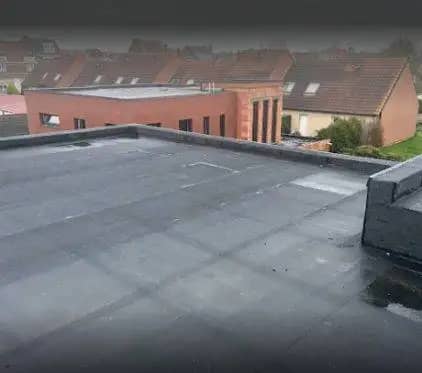 Photo d'un chantier d'étanchéité EPDM pour un toit plat, réalisé à Hellemmes par BT'Étanche