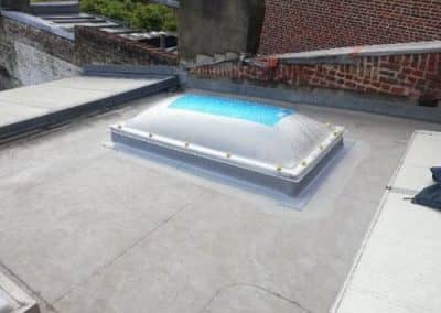 Photo d'un chantier d'étanchéité avec la pose d'un dôme de toit, réalisé à Tourcoing par BT'Étanche