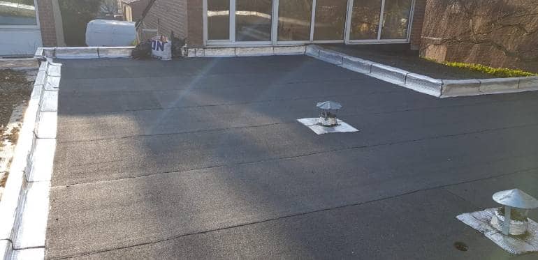 Photo d'un chantier d'étanchéité en rouleau bitume réalisé à Villeneuve d'Ascq par BT'Étanche