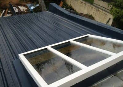 Installation fenêtre de toit sur toit en bac acier