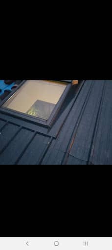 Installation d'une fenêtre de toit Velux sur une couverture en bac acier à Lille