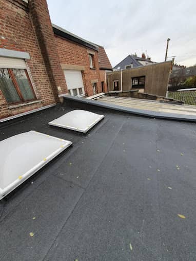 Installation de puits de lumière avec pose d'étanchéité bitumeuse sur une toiture plate, réalisé par la société BT'Étanche à Lille