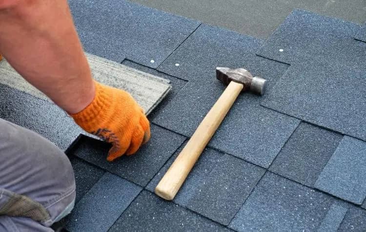 Couvreur Lille : Artisan couvreur en intervention sur une toiture