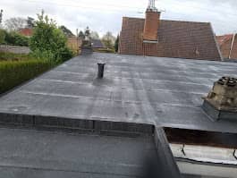 Toit plat refait en membrane bitumineuse, avec sortie de ventilation et souche de cheminée