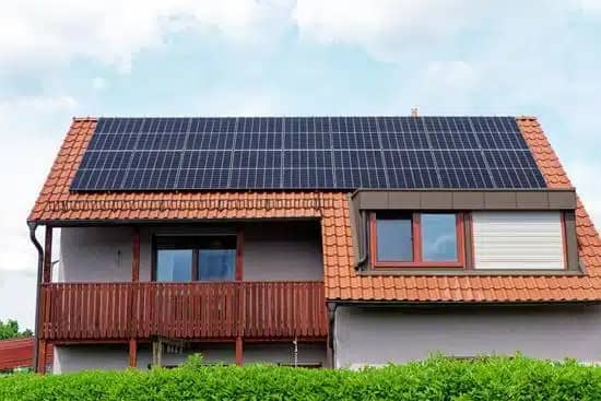 Pente d'une toiture en tuile avec panneaux solaires