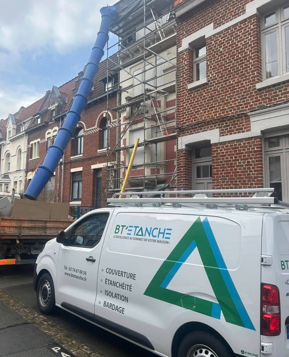 Véhicule de la société BT'Étanche sur un chantier de couverture