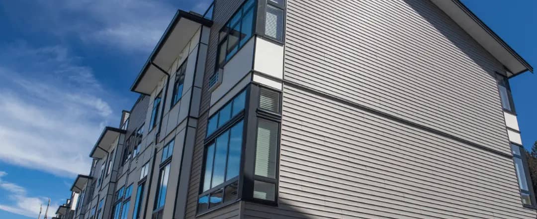 Bardage posé sur la façade d'une maison individuelle