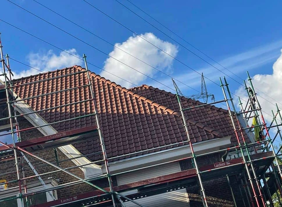 Chantier de rénovation avec échafaudage, d'une toiture en tuiles réalisée par la société BT'ÉTANCHE