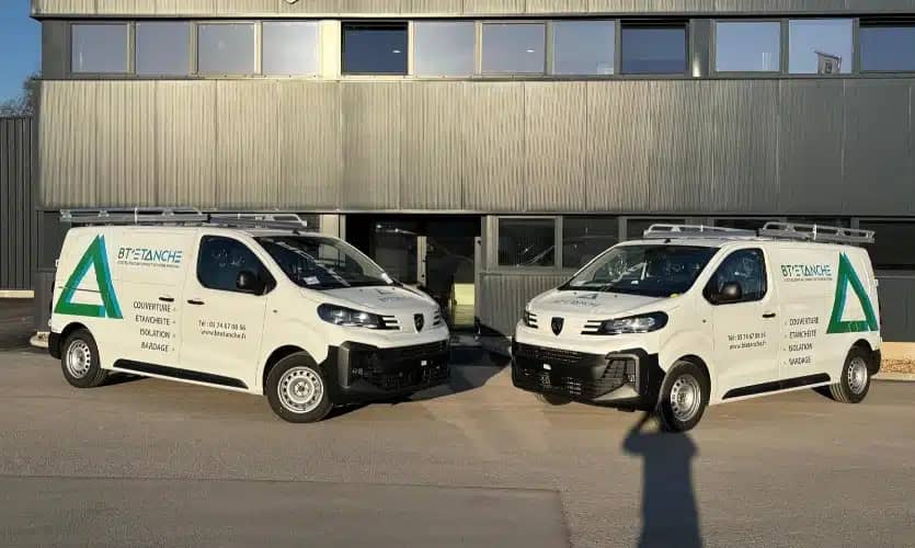 Deux camions de chantiers de l'entreprise BT Etanche à Lille 59000