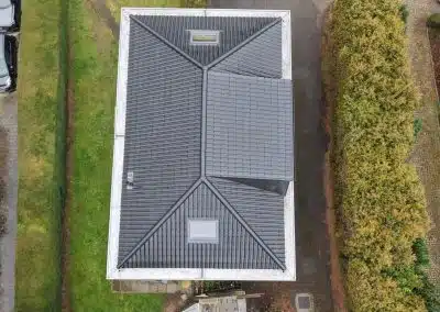 vue par drone pose toiture tuile noire