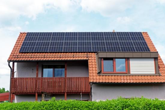 Pente d'une toiture en tuile avec panneaux solaires