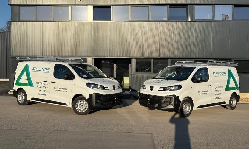 Deux camions de chantiers de l'entreprise BT Etanche à Lille 59000