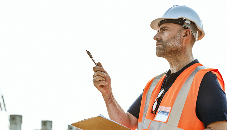 Un Chef de chantier de couverture
