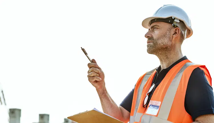 Un Chef de chantier de couverture