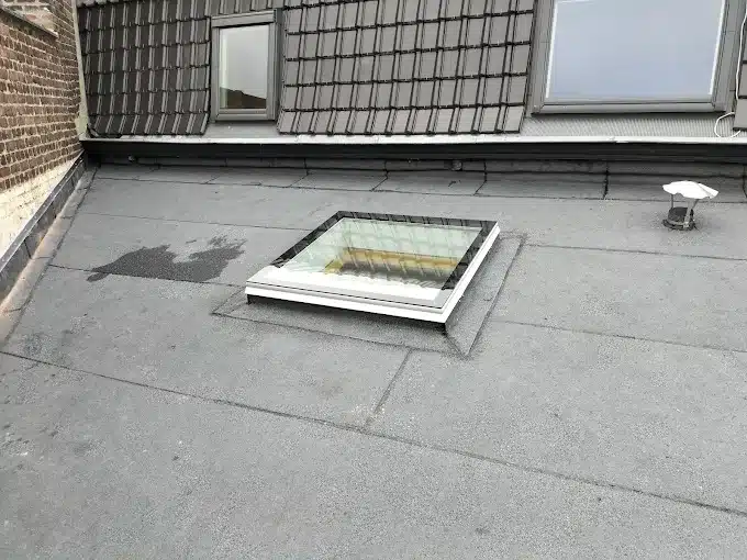 Installation d'étanchéité bitumeuse avec pose d'un puits de lumière en verre sur une toiture plate à Lille 59000, réalisé par BT Etanche