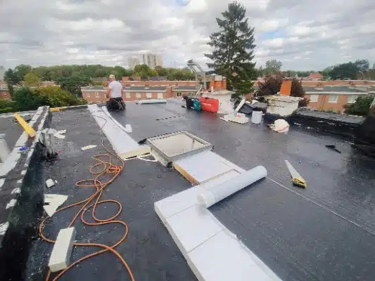 Installation de panneaux sandwich et pose d'étanchéité en membrane EPDM sur une toiture à Lille 59000, réalisé par les couvreurs à Lille BT Etanche